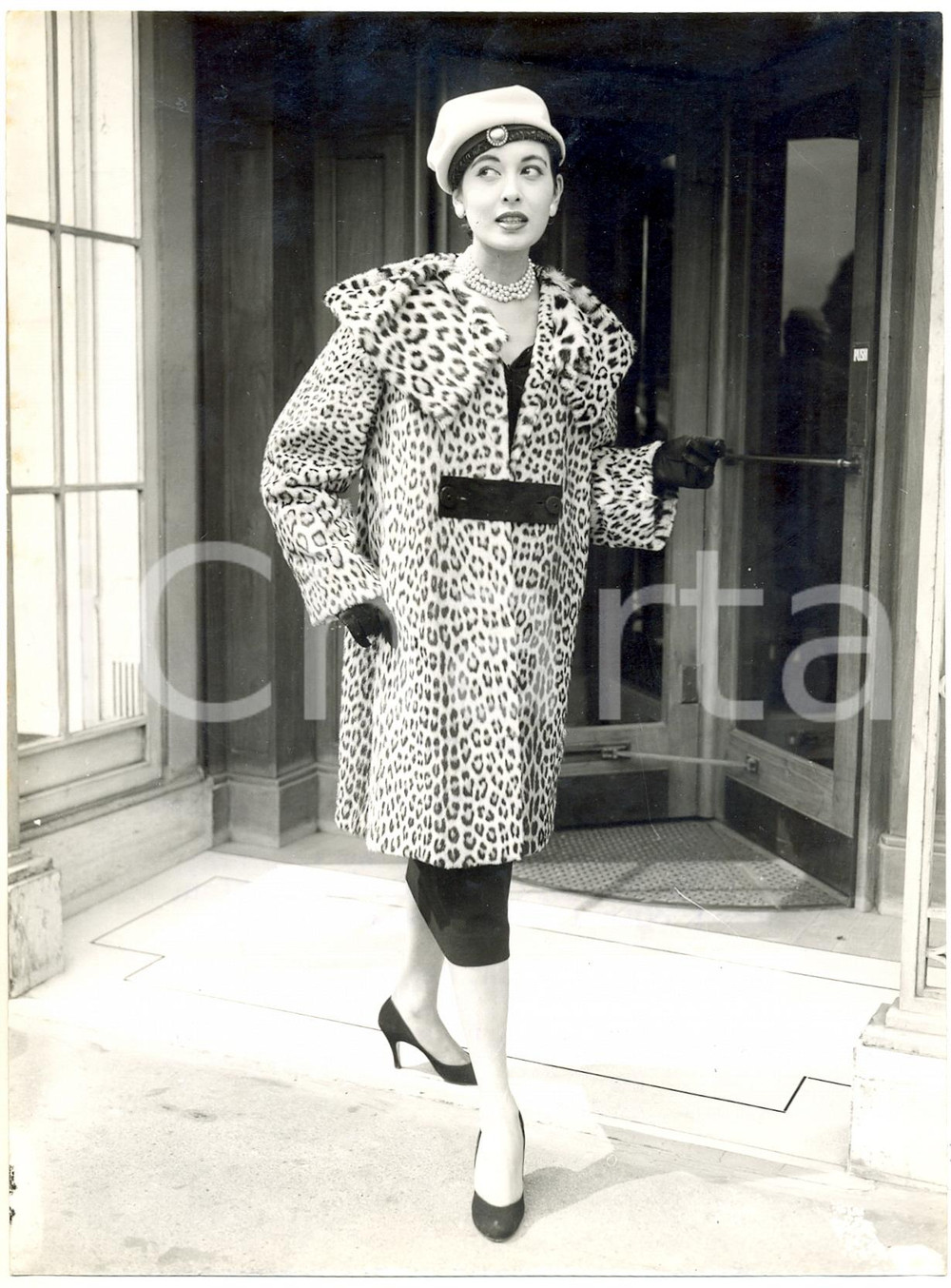 Fotografia d epoca originale 1956 LONDON Loretta wears BRADLEY s leopard and antelope fur coat Photo Fashion 1