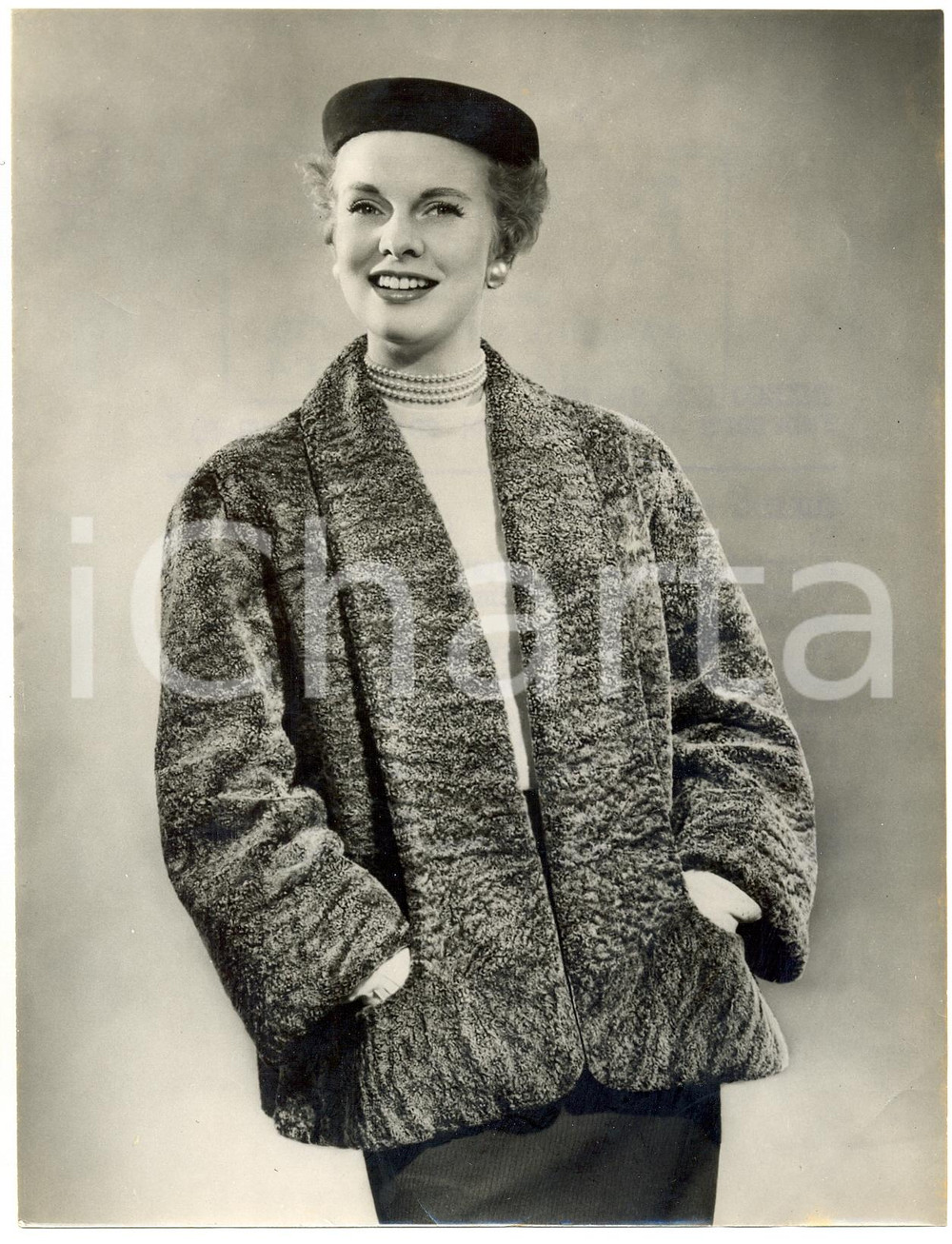 Fotografia d epoca originale 1954 LONDON Model wearing spring jacket in Krimmer Tescan Embros Lamb Photo 1