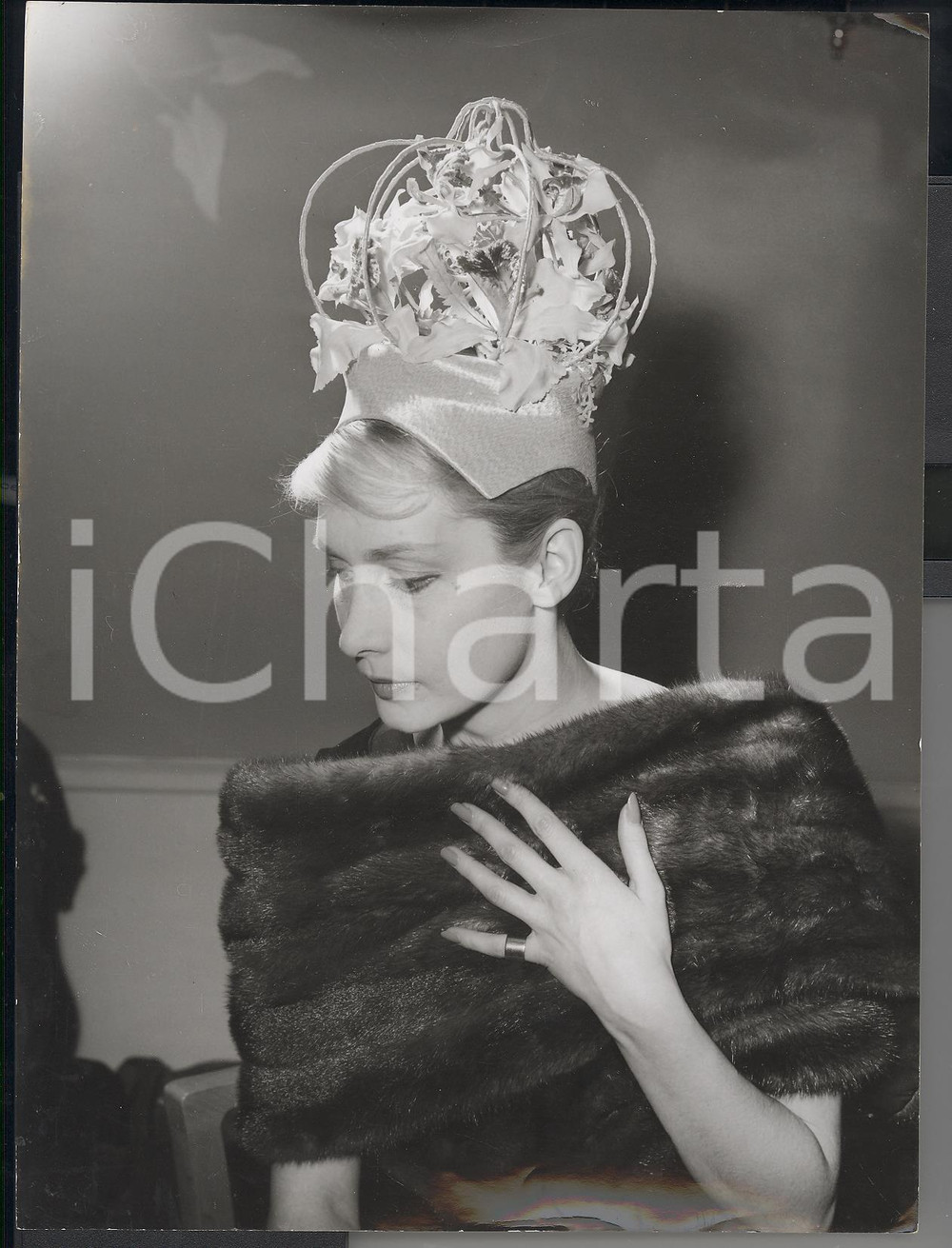 Fotografia d epoca originale 1959 LONDON FASHION DESIGNERS Model wears a spring crown of green orchids Photo 1