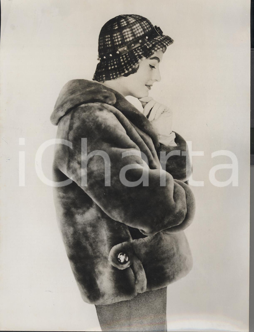 Fotografia d epoca originale 1958 LONDON Model wearing Tescan Blue Beaver Lamb jacket in tabbed pockets form 1