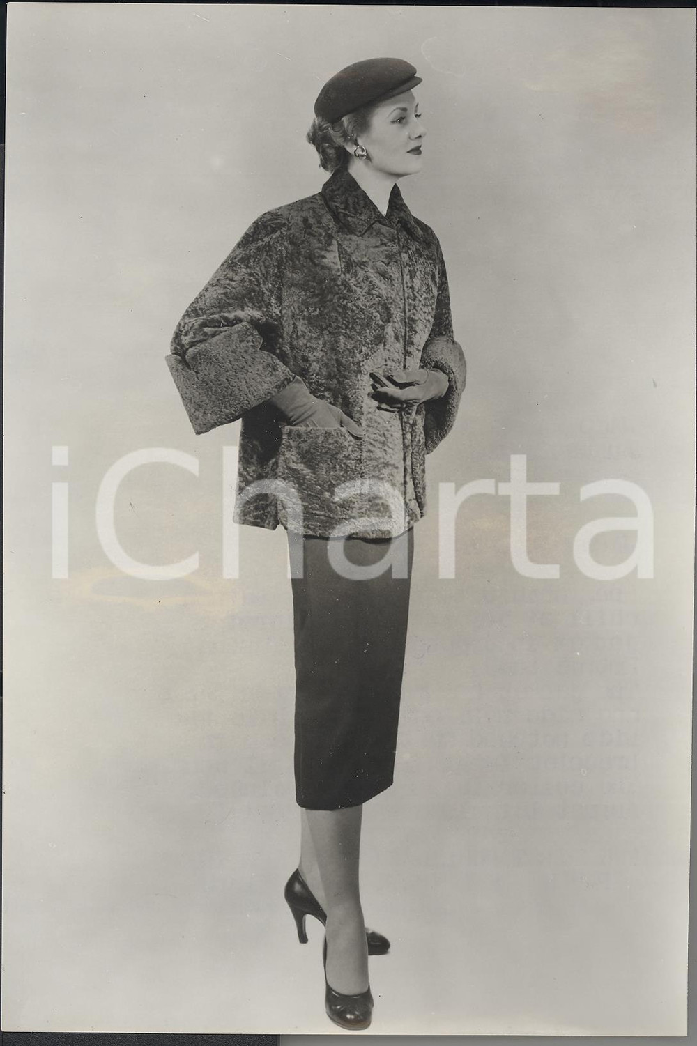 Fotografia d epoca originale 1954 LONDON Model wears Jacobean brown Tescan Embros Lamb jacket Photo Fashion 1