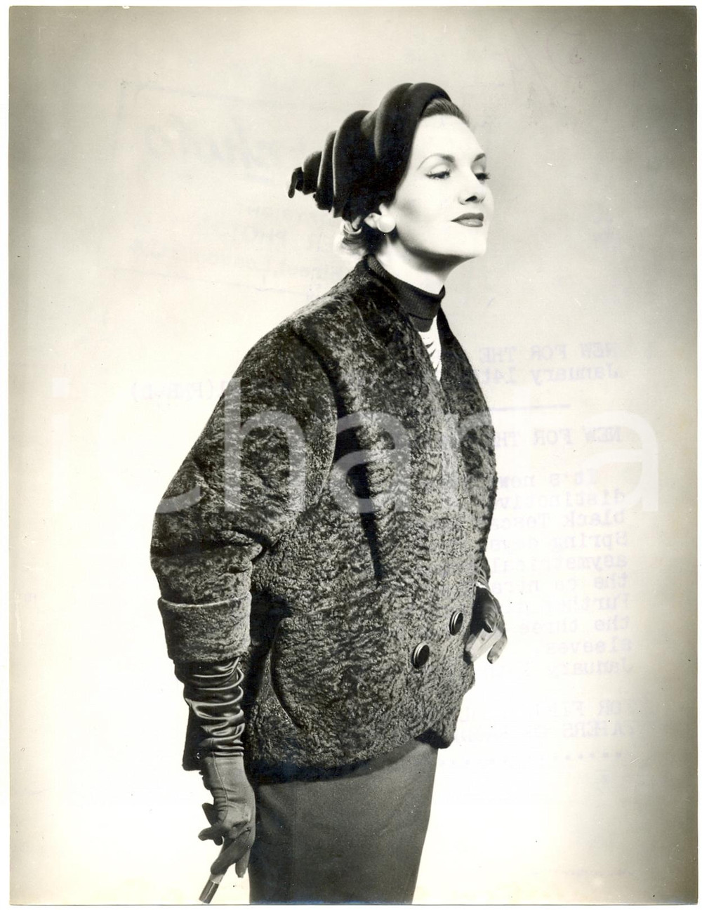 Fotografia d epoca originale 1954 LONDON Model wearing fulllength coat in Tescan Mincella Lamb Photo 1