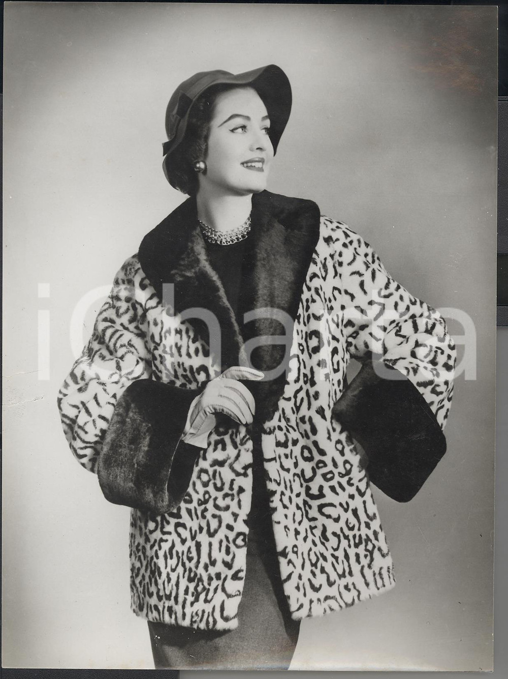 Fotografia d epoca originale 1955 LONDON Model wearing SILVERTS  Tescan Leopard Lamb Jacket Photo Fashion 1