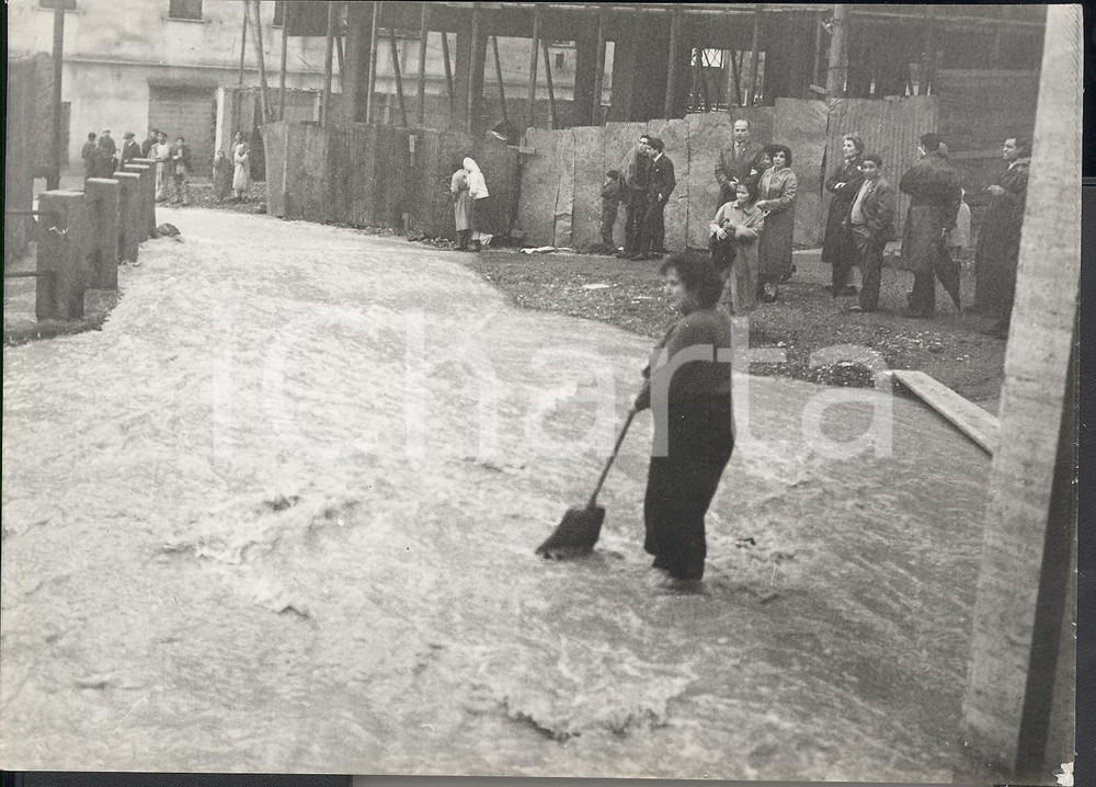 Fotografia d epoca originale 1960 MALTEMPO A GENOVA Strada trasformata in torrente dalla pioggia Foto 1
