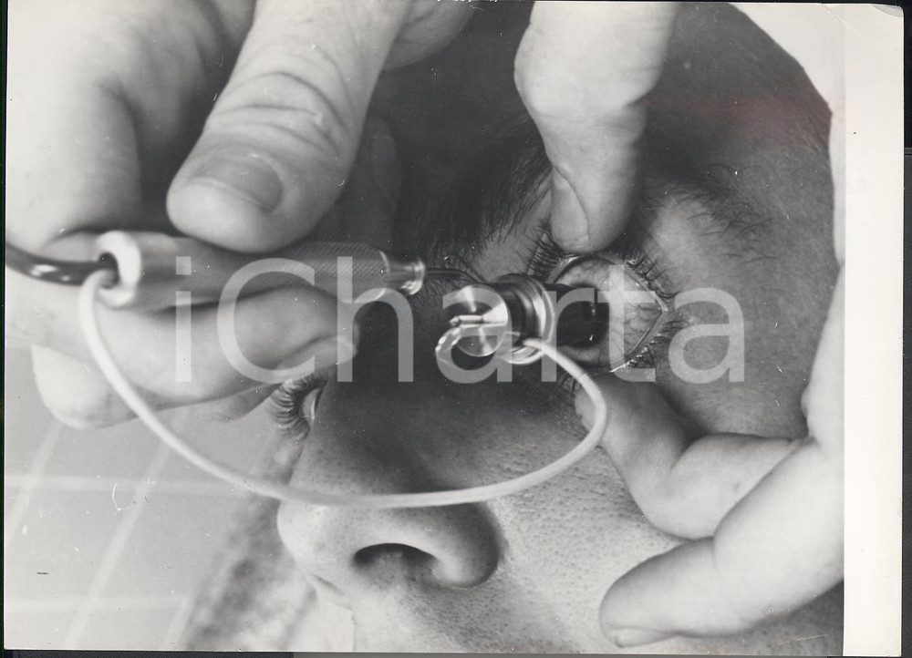 Fotografia d epoca originale 1972 HOUSTON Manned Spacecraft Center  Esame della vista di un astronauta Foto 1