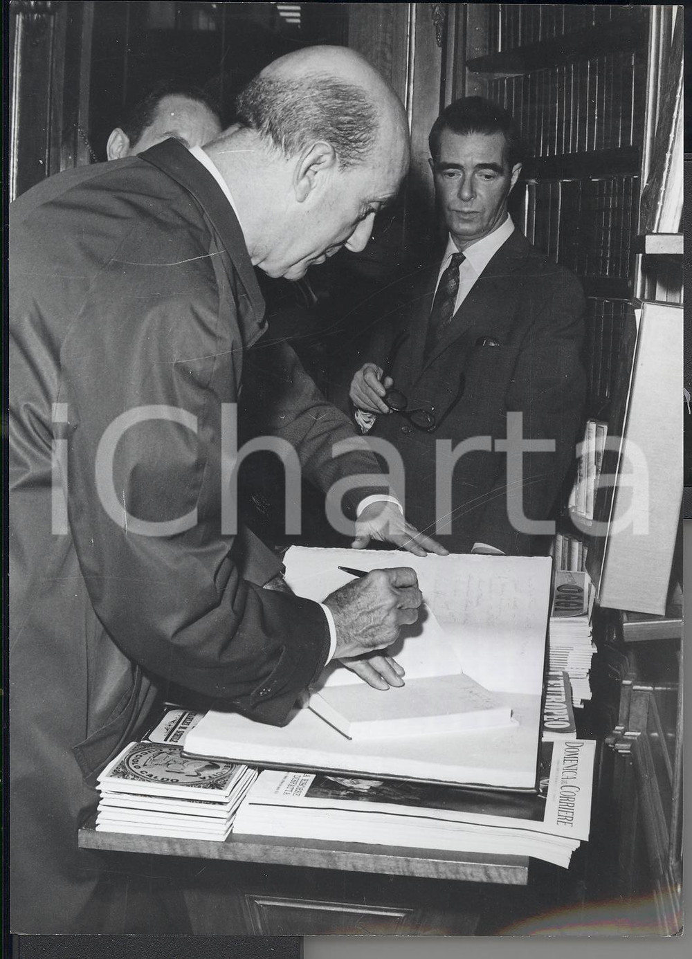 Fotografia d epoca originale 1972 NEW YORK Biblioteca RIZZOLI Umberto II di Savoia firma libro ospiti d onore 1