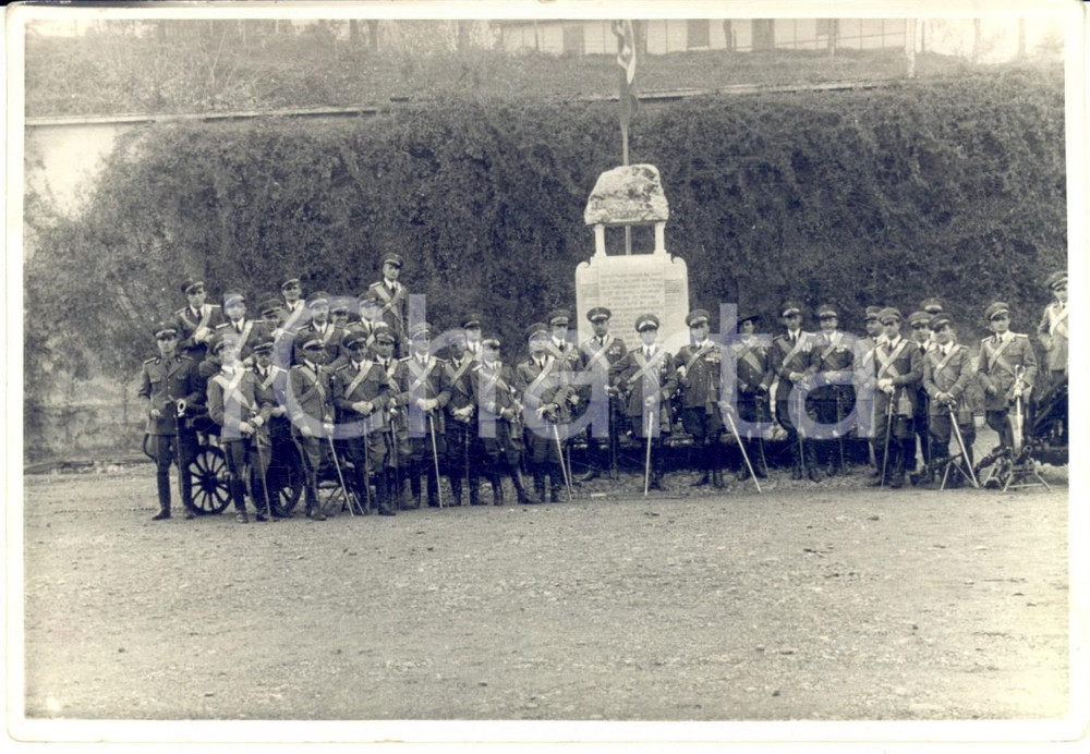 Fotografia d epoca originale 1937 Anniversario battaglia di TAURIANO  Artiglieri con monumento ai Caduti 1