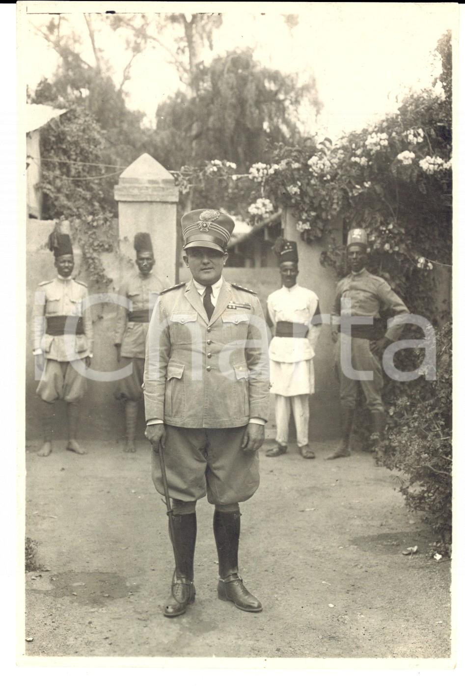 Fotografia d epoca originale 1930 ca AOI ASMARA Ritratto di ufficiale tra gli ASCARI Foto 13x18 cm 1