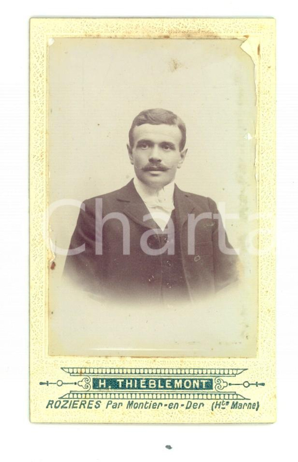 Fotografia d epoca originale 1890 ca ROZIERES Ritratto di un giovane uomo Foto H. THIEBLEMONT DANNEGGIATA 1