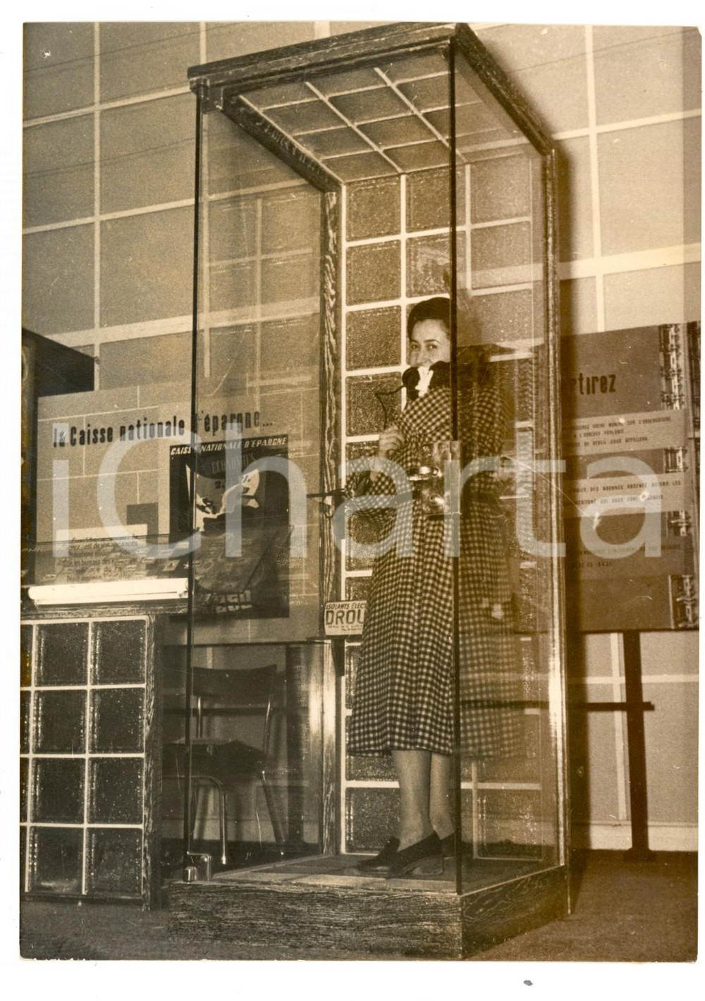 Fotografia d epoca originale 1950 PARIS Salon du Tourisme  Nouvelle cabine tÃ©lÃ©phonique en verre Photo 1