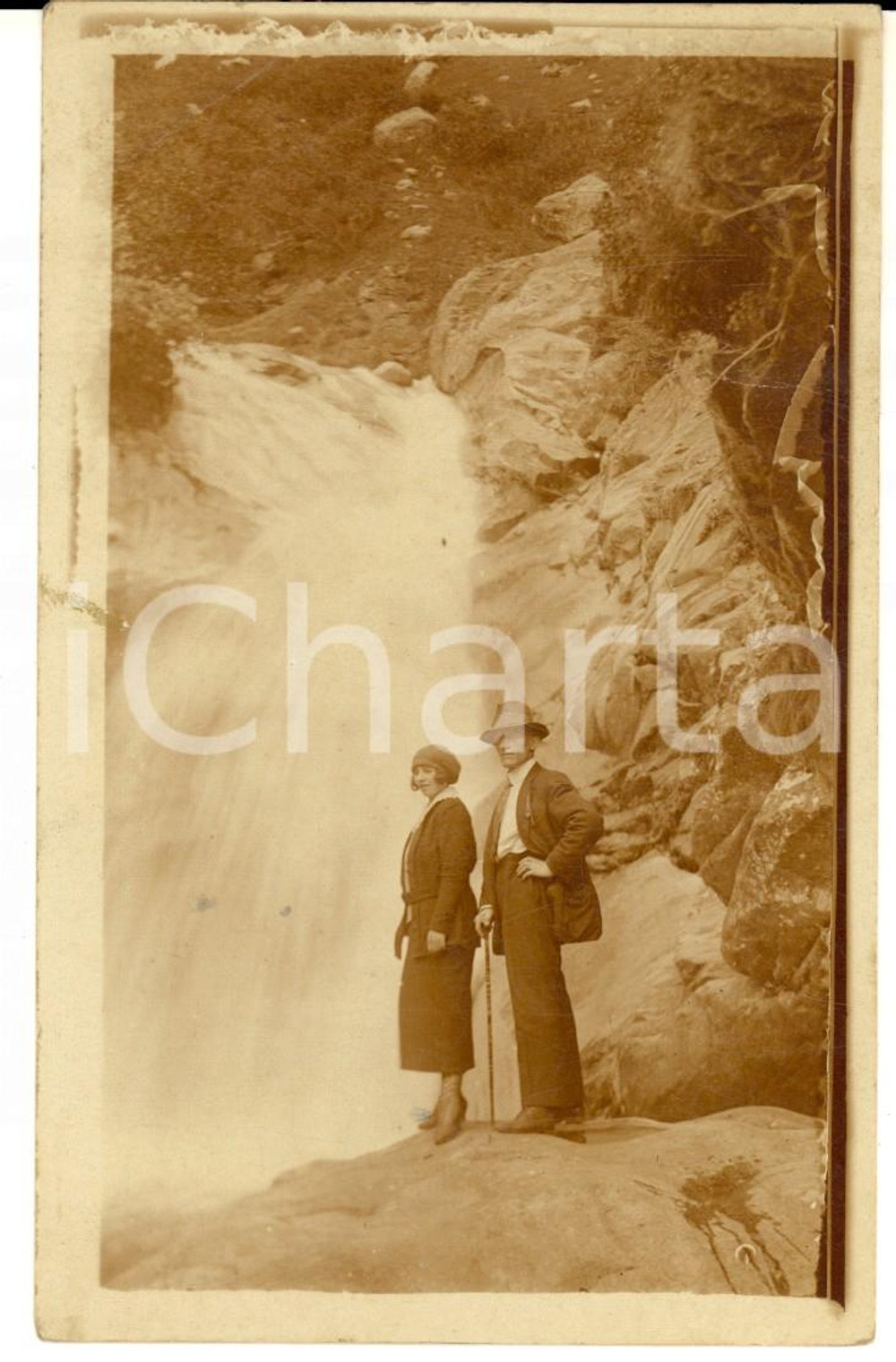 Fotografia d epoca originale 1930 ca AREA ALPINA Coppia di escursionisti presso una cascata Foto cartolina 1