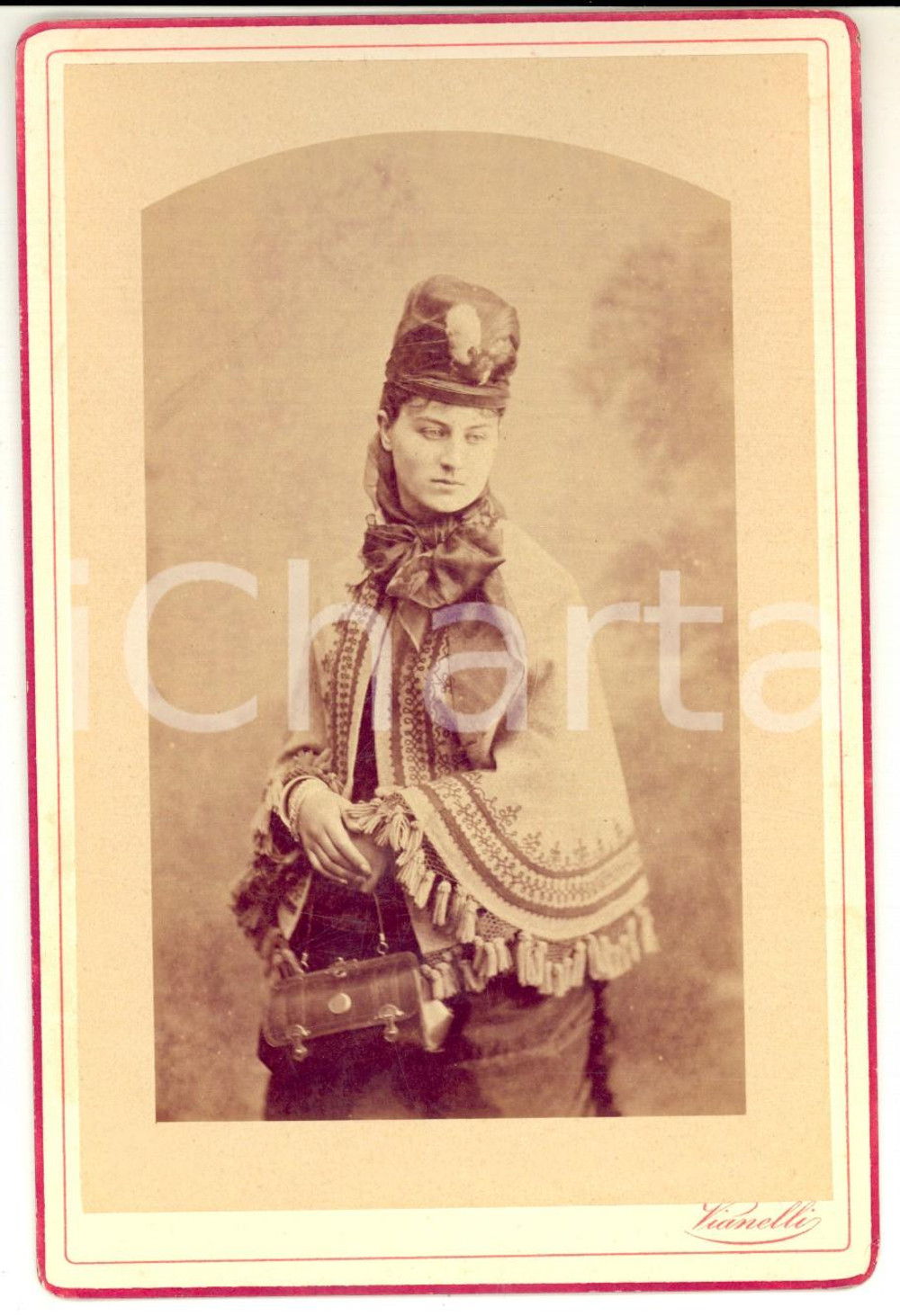 Fotografia d epoca originale 1880 ca VENEZIA Donna con mantella ricamata Foto Fratelli VIANELLI RARA 1