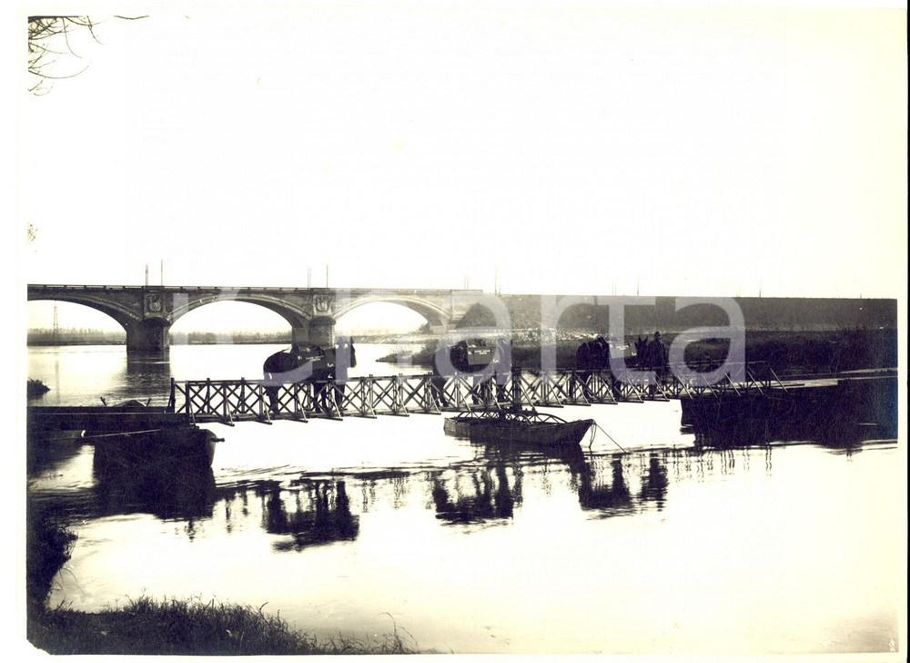 Fotografia d epoca originale 1920 ca FIUME TICINO Plotone GENIO Zappatori Minatori su ponte di barche Foto 1