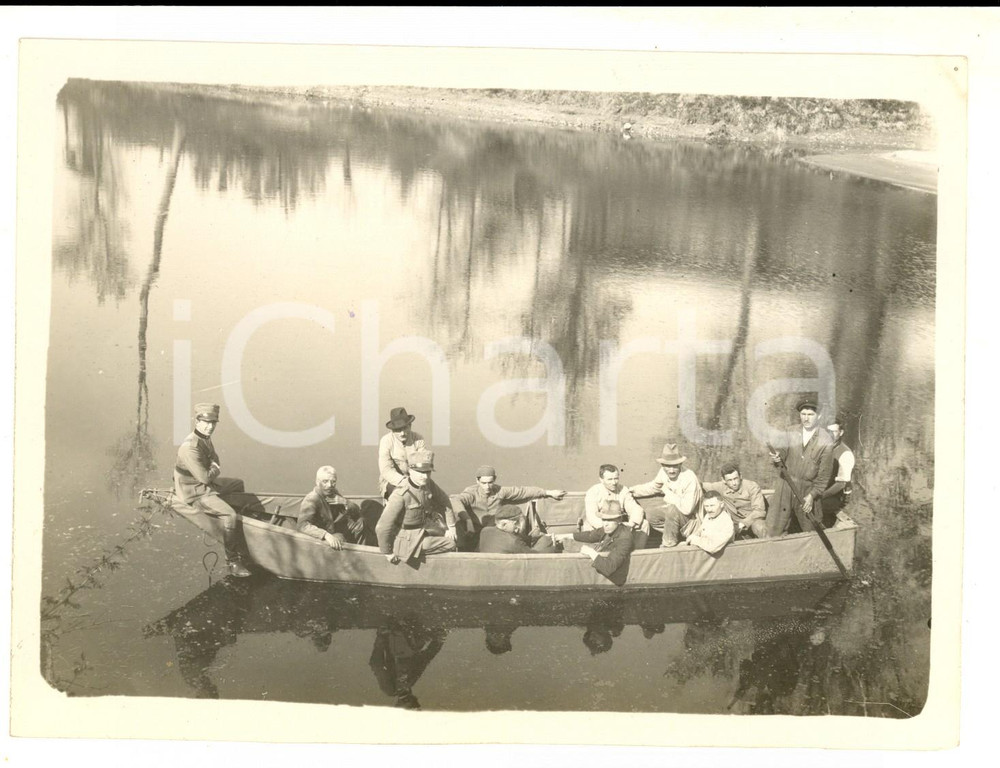 Fotografia d epoca originale 1920 ca FIUME TICINO Ufficiale del GENIO in barca con operai Foto 18x13 cm 1