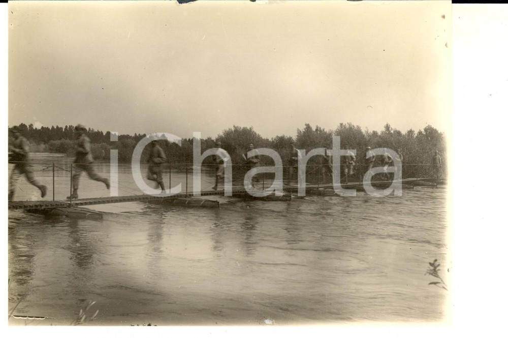 Fotografia d epoca originale 1920 ca FIUME TICINO Militari del GENIO in corsa su un ponte di barche Foto 1