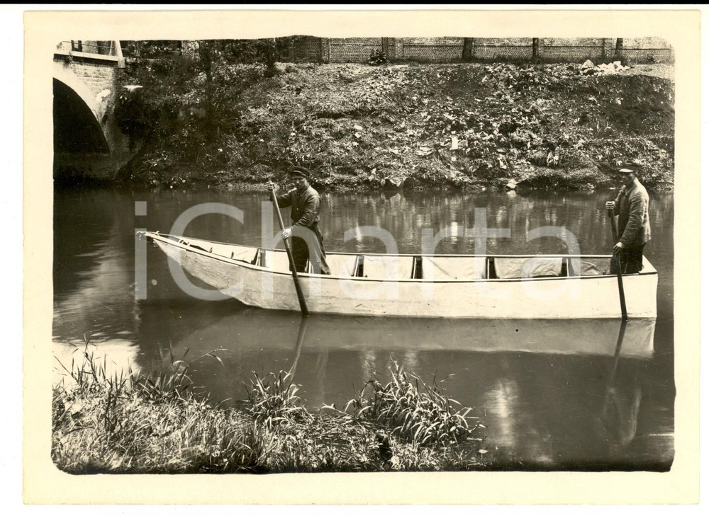 Fotografia d epoca originale 1920 ca AREA DEL TICINO Ufficiali del GENIO in barca lungo un canale Foto 18x13 1