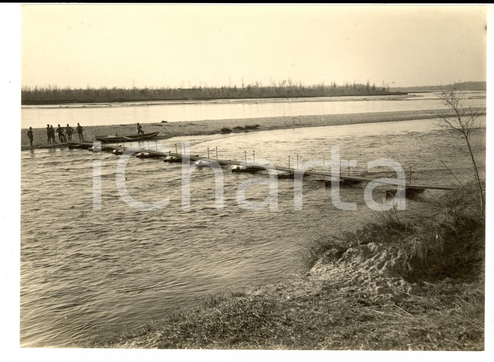 Fotografia d epoca originale 1920 ca FIUME TICINO  GENIO Zappatori  Costruzione ponte di barche Foto 1