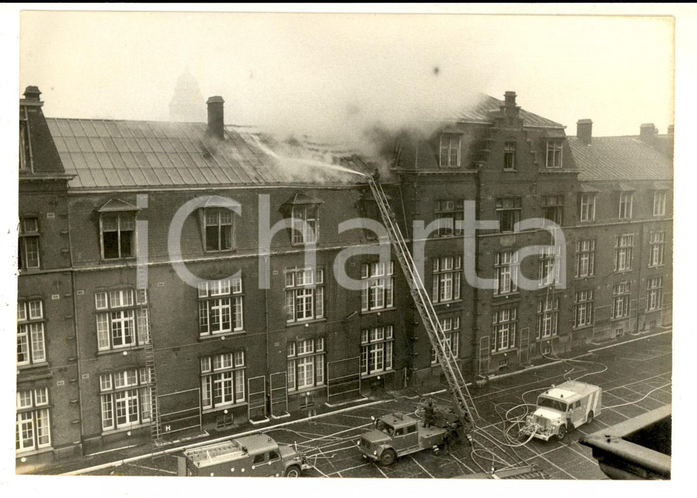 Fotografia d epoca originale 1973 BRUXELLES B Incendie dans la Caserne des GRENADIERS Photo 18x13 cm 1