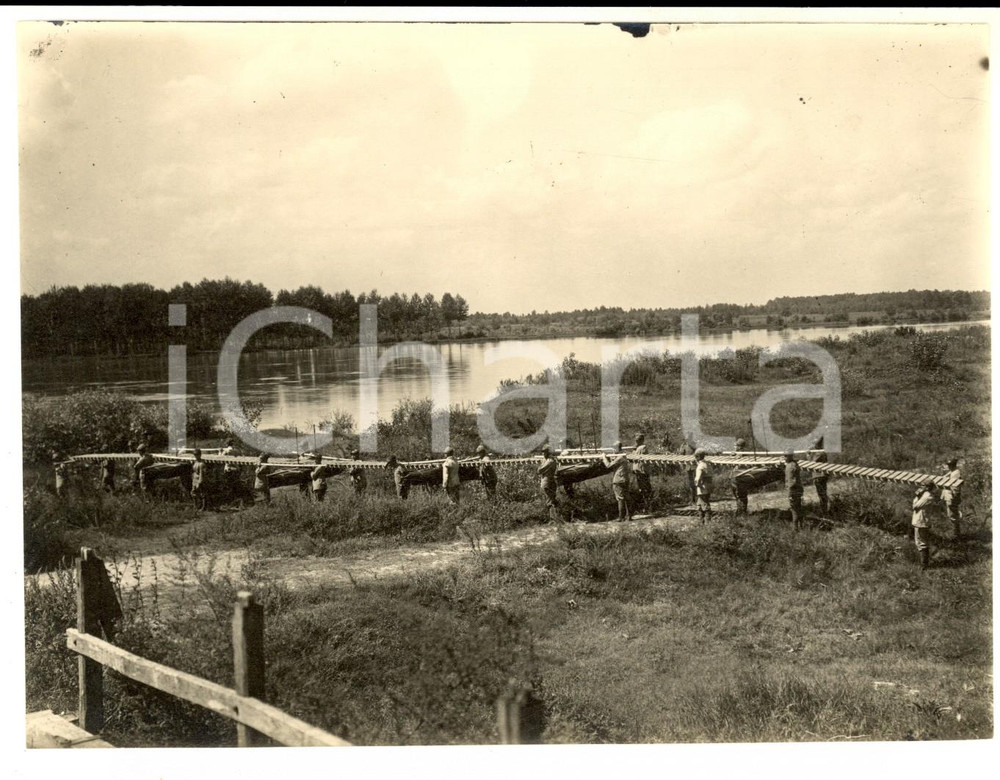 Fotografia d epoca originale 1920 ca FIUME TICINO  GENIO Zappatori e Minatori  Costruzione ponte di barche 1