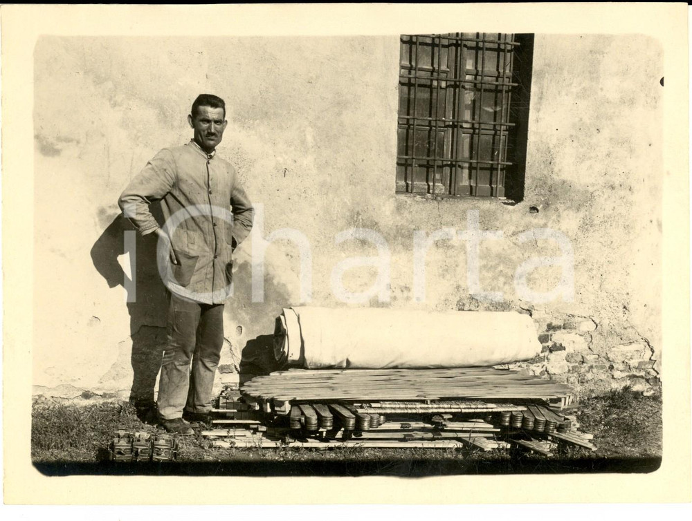 Fotografia d epoca originale 1920 ca AREA DEL TICINO Soldato del GENIO con assi per passerelle Foto 18x13 1