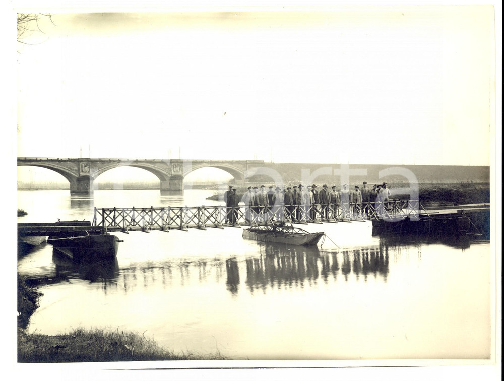 Fotografia d epoca originale 1920 ca FIUME TICINO Operai e militari del GENIO Zappatori su ponte di barche 1