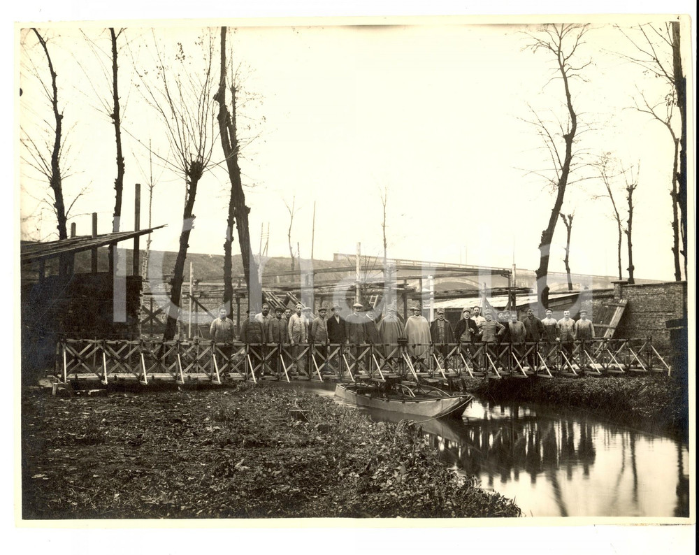 Fotografia d epoca originale 1920 ca FIUME TICINO Operai e militari del GENIO Zappatori su passerella Foto 1