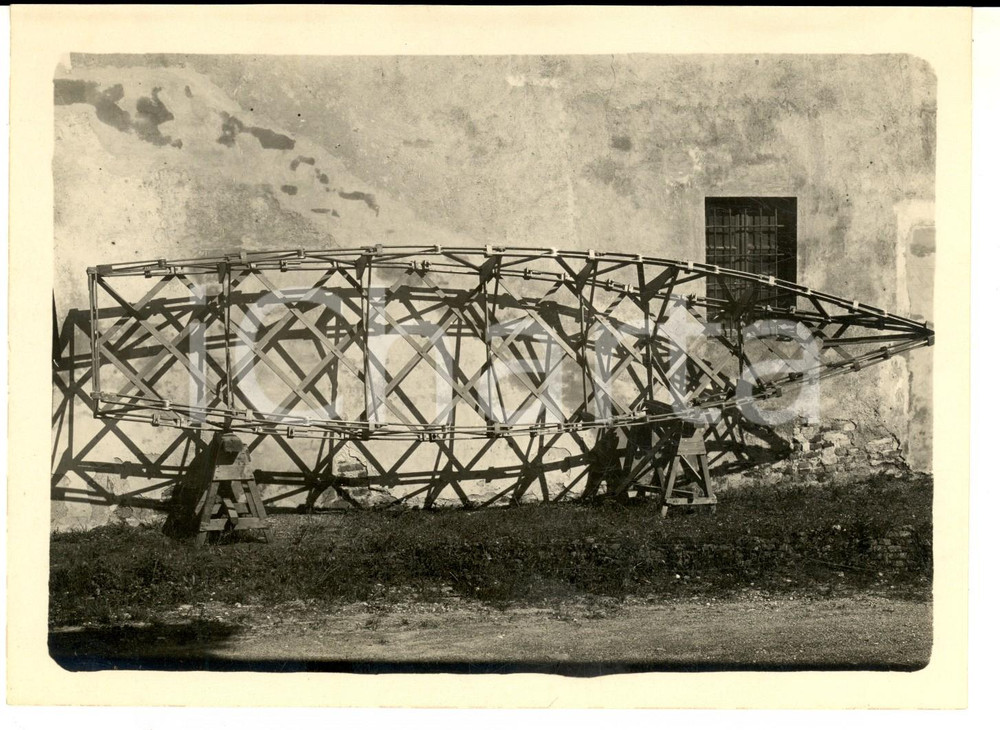 Fotografia d epoca originale 1920 ca AREA DEL TICINO Scheletro di una barca per passerella Foto 18x13 cm 1