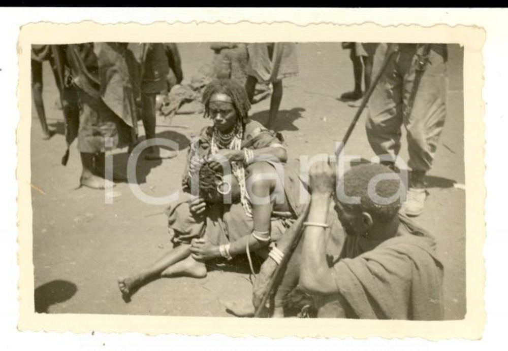 Fotografia d epoca originale 1935 ca AOI ADDIS ABEBA Due indigene si tolgono i pidocchi Foto CURIOSA 9x6 cm 1