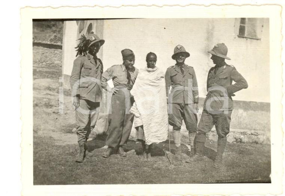 Fotografia d epoca originale 1935 ca AOI ADDIS ABEBA Giovane indigena fra i militari italiani Foto 10x7 cm 1