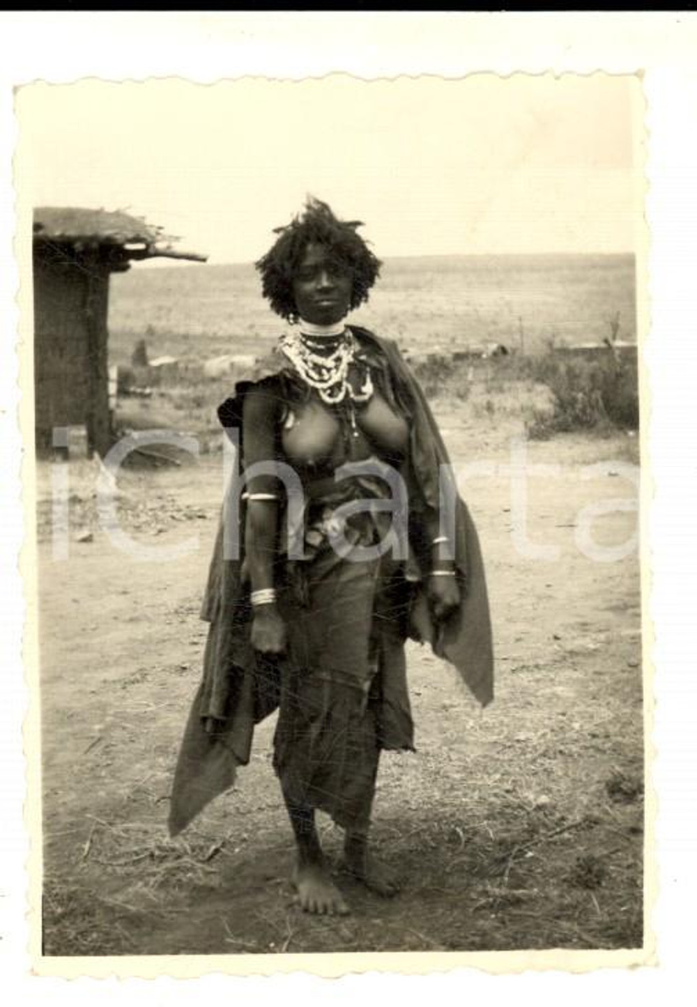 Fotografia d epoca originale 1935 ca AOI ADDIS ABEBA Ritratto di indigena a seno nudo con collane Foto 6x9 1