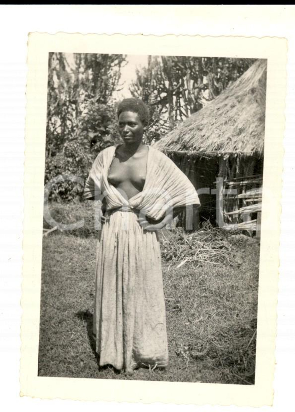Fotografia d epoca originale 1935 ca AOI ADDIS ABEBA Giovane indigena in abito lungo a seno nudo Foto 6x9 1