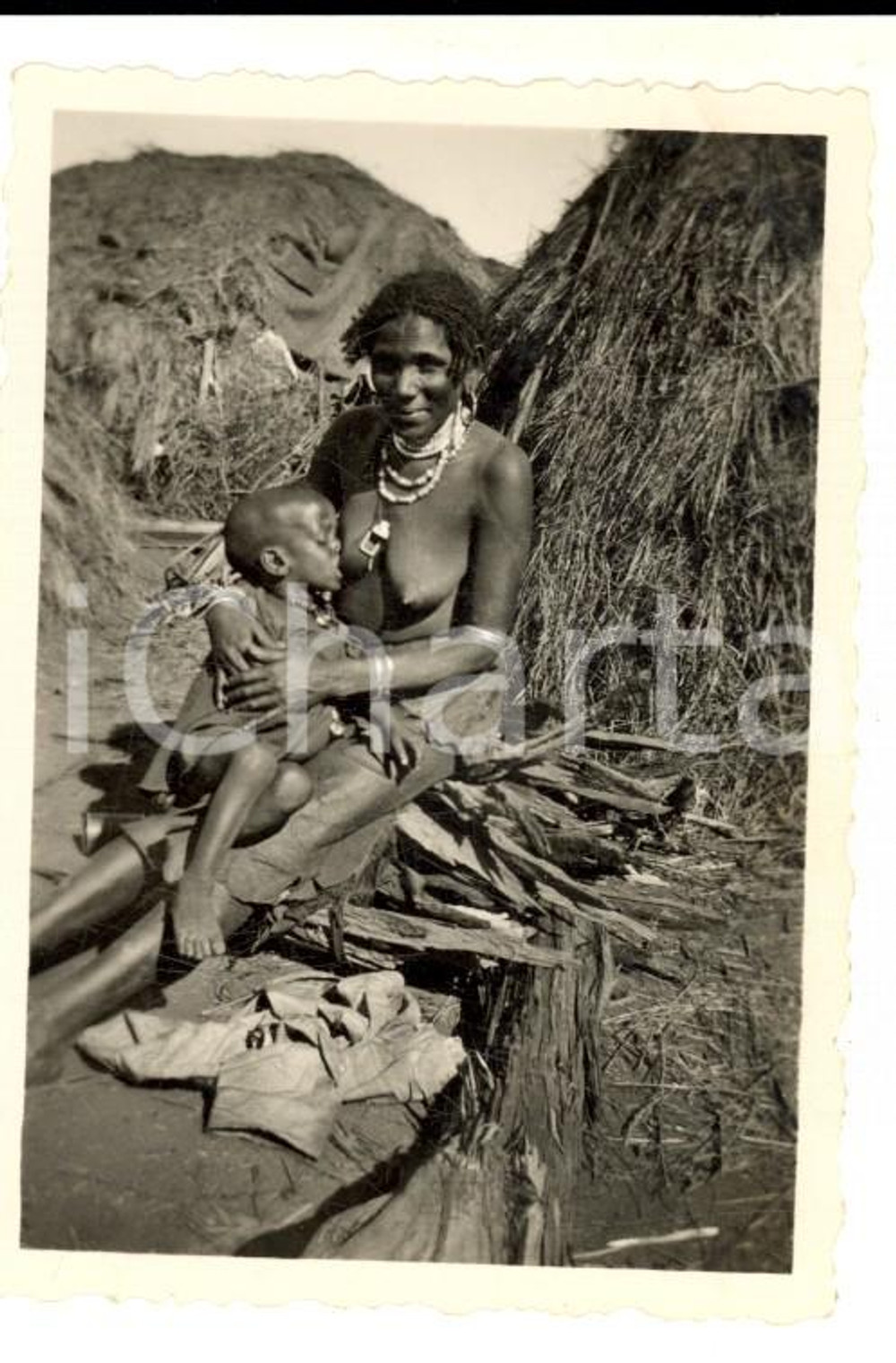Fotografia d epoca originale 1935 ca AOI ADDIS ABEBA Giovane indigena allatta il figlio Foto 6x9 cm 1