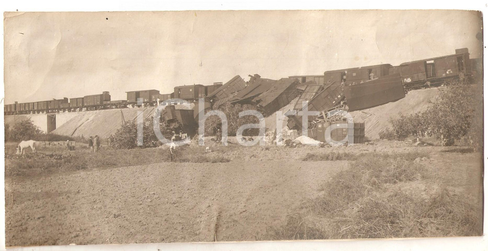 Fotografia d epoca originale 1920 ca ITALIA Incidente ferroviario  Vagoni in un terrapieno Foto ANIMATA 2 1