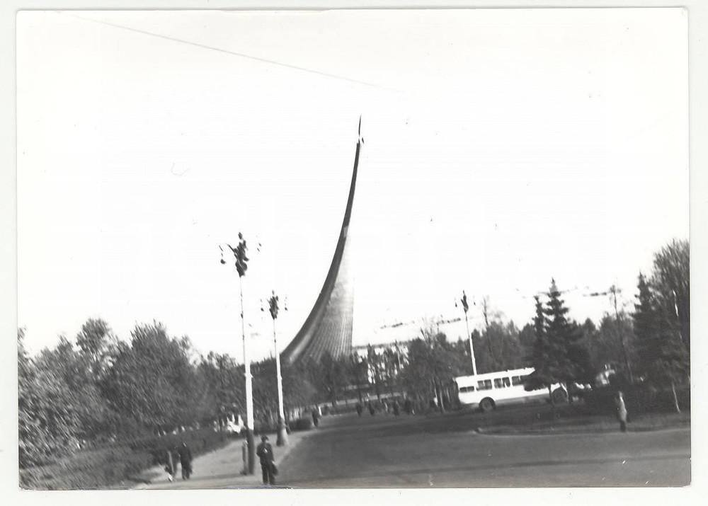 Fotografia d epoca originale 1975 URSS MOSCA Monumento agli astronauti  VERA FOTO cm 14,5x10,5 1