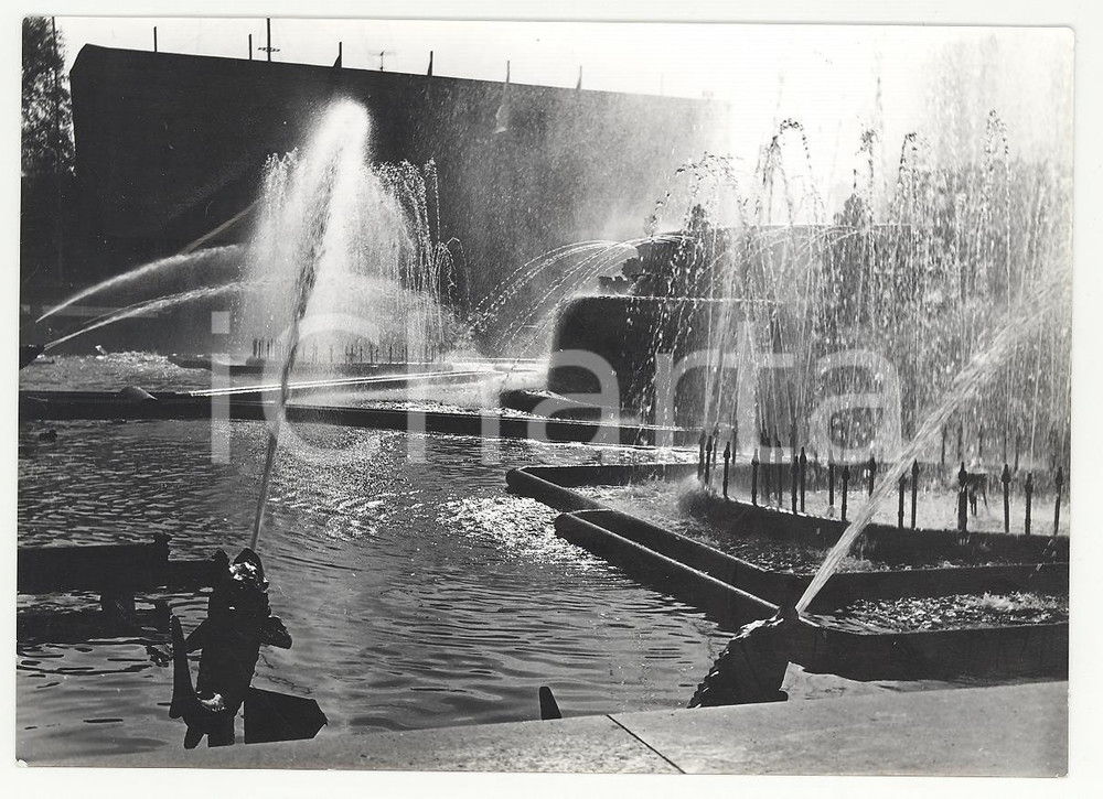 Fotografia d epoca originale 1975 URSS MOSCA Mostra delle Scienze  le fontane   VERA FOTO cm 14,5x10,5 1