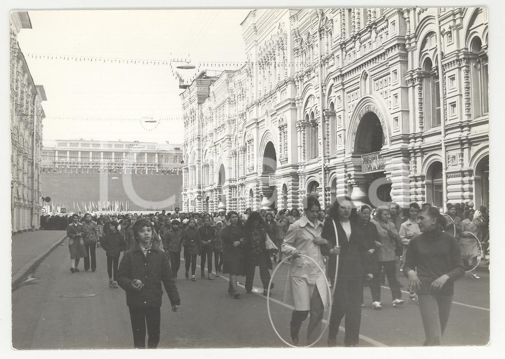 Fotografia d epoca originale 1975 URSS MOSCA Sportivi dopo prove sfilata Primo Maggio VERA FOTO cm 14,5x10,5 1