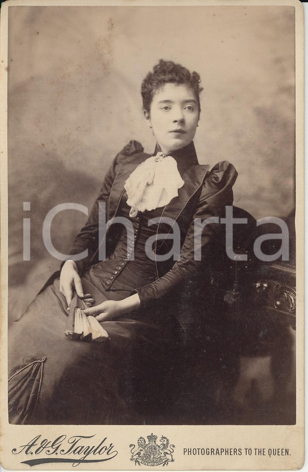 Fotografia d epoca originale 1890 ca LONDON Portrait of a young woman with a fan  Photo A. & G. TAYLOR 1