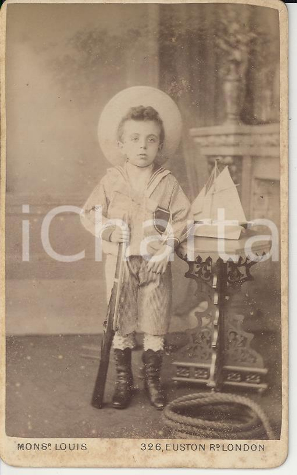 Fotografia d epoca originale 1885 ca LONDON Famiglia DELLA CASA  Bambino con fucile e barchetta Foto RARA 1