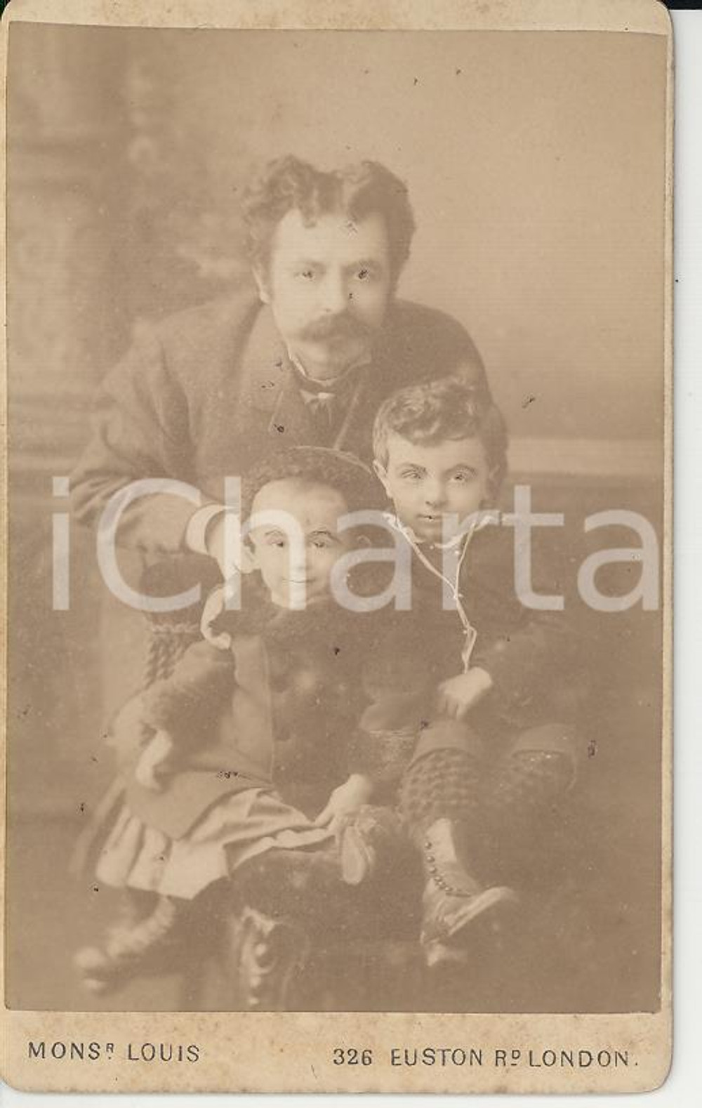 Fotografia d epoca originale 1880 ca LONDON Augusto DELLA CASA con i due figli Foto Monsieur LOUIS CDV 1