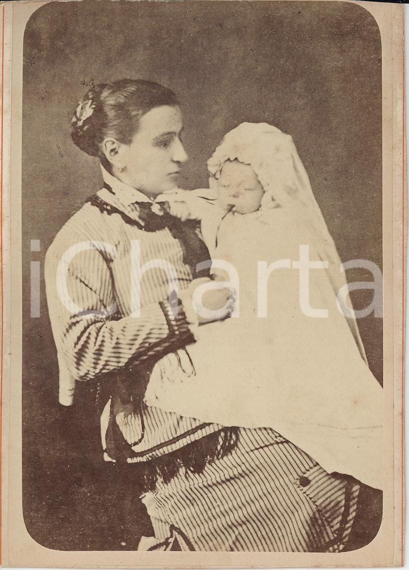 Fotografia d epoca originale 1880 ca VENEZIA Ritratto di donna con neonato durante rigurgito Foto RARA 1