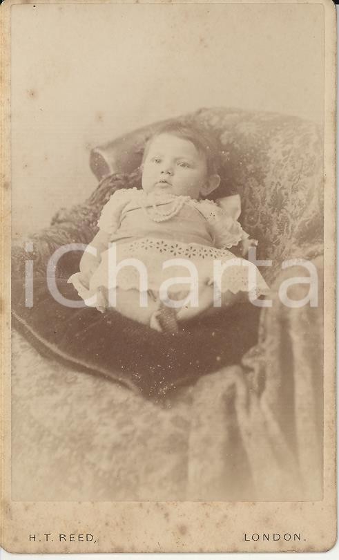 Fotografia d epoca originale 1870 ca LONDON Ritratto di bambina su una poltrona  Foto H. T. REED CDV 1