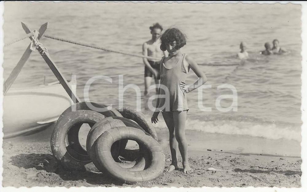 Fotografia d epoca originale 1940 ca AREA LIGURE Ritratto di bambina tra i salvagenti Foto cartolina VINTAGE 1