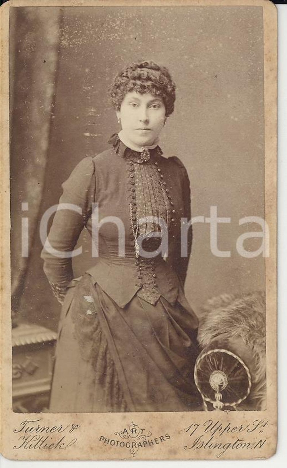 Fotografia d epoca originale 1870 ca LONDON Ritratto di una giovane donna  Foto TURNER & KILLICK CDV 1