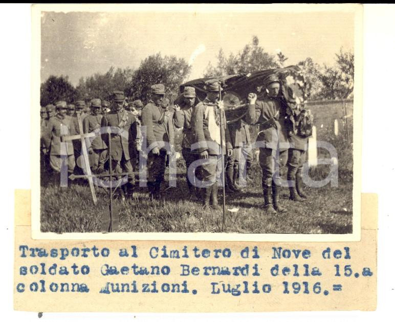 Fotografia d epoca originale 1916 WW1 NOVE VI Trasporto al cimitero del soldato Gaetano BERNARDI Foto 8x6 1