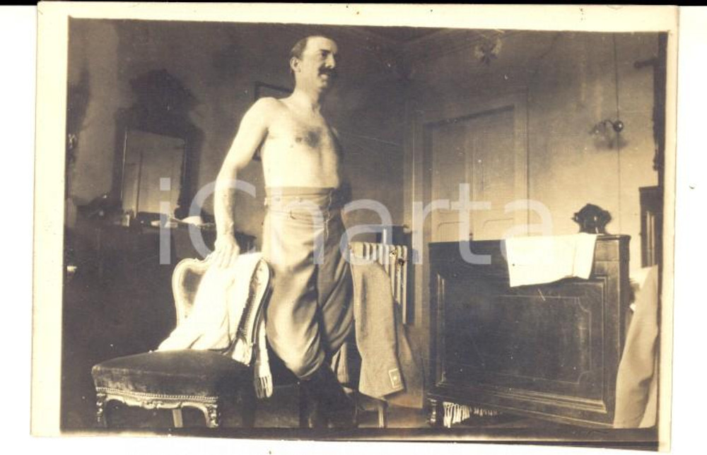 Fotografia d epoca originale 1918 WW1 AREA DI UDINE Ritratto di ufficiale nella propria stanza Foto 10x6 cm 1