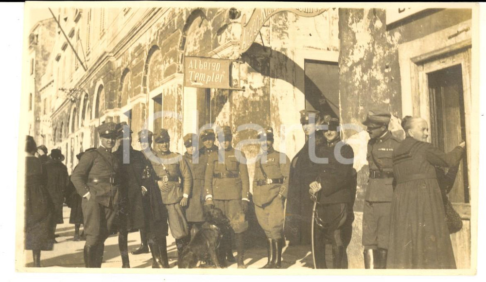 Fotografia d epoca originale 1918 WW1 AREA DI UDINE Gruppo di ufficiali all albergo TEMPLER Foto 15x8 cm 1