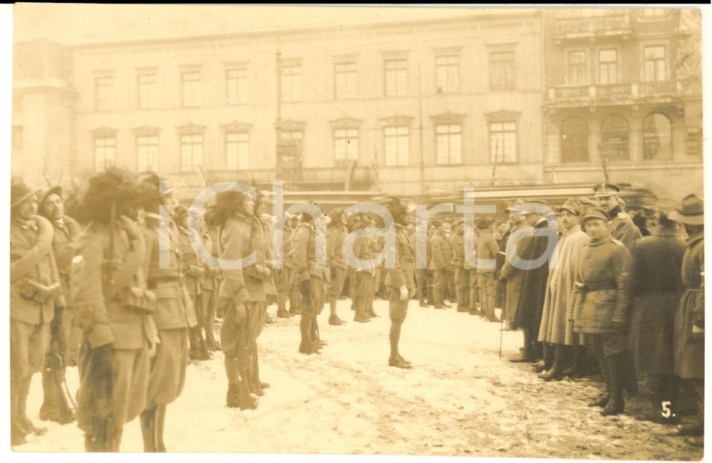 Fotografia d epoca originale 1920 VARSAVIA Spedizione italiana  I bersaglieri presentano le armi  Foto 4 1
