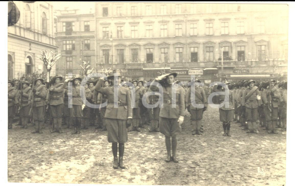 Fotografia d epoca originale 1920 VARSAVIA Spedizione italiana  I bersaglieri presentano le armi Foto 1 1