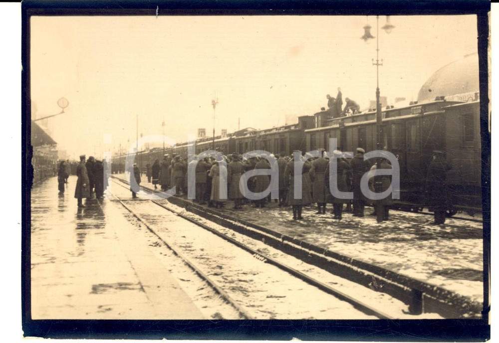 Fotografia d epoca originale 1920 VARSAVIA Spedizione italiana  Arrivo del contingente alla stazione  Foto 1