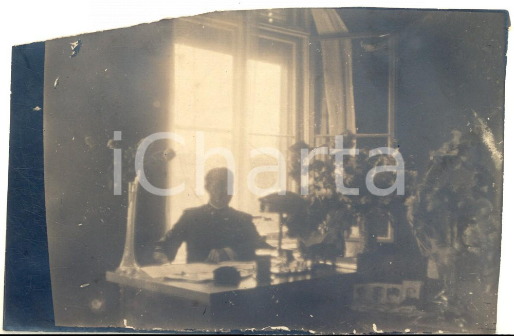 Fotografia d epoca originale 1920 ca REGIO ESERCITO Ufficiale alla scrivania Foto ARTISTICA DANNEGGIATA 1